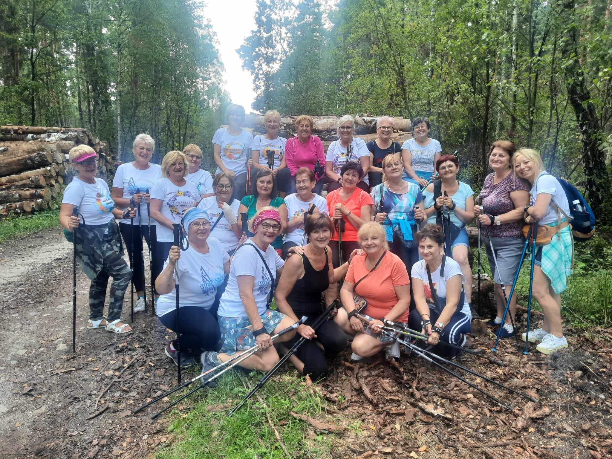 Zdjęcie przedstawia grupę kobiet na wycieczce