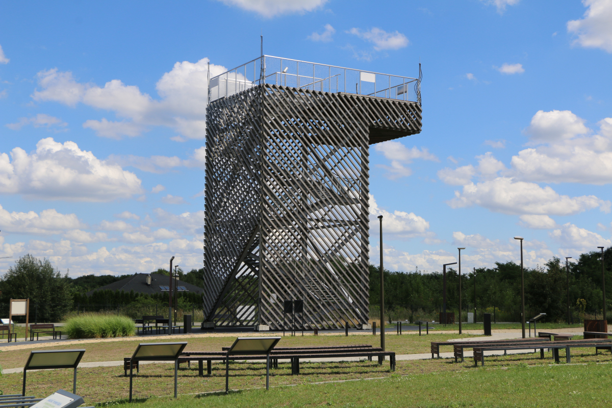 Zdjęcie przedstawia wieżę widokową w Górze Siewierskiej