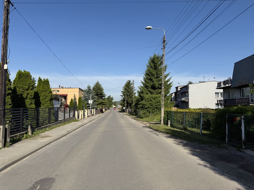 Zdjęcie przedstawia ulicę przed remontem