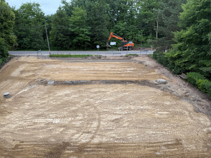 Zdjęcie przedstawia remont parkingu pod Urzędem Gminy