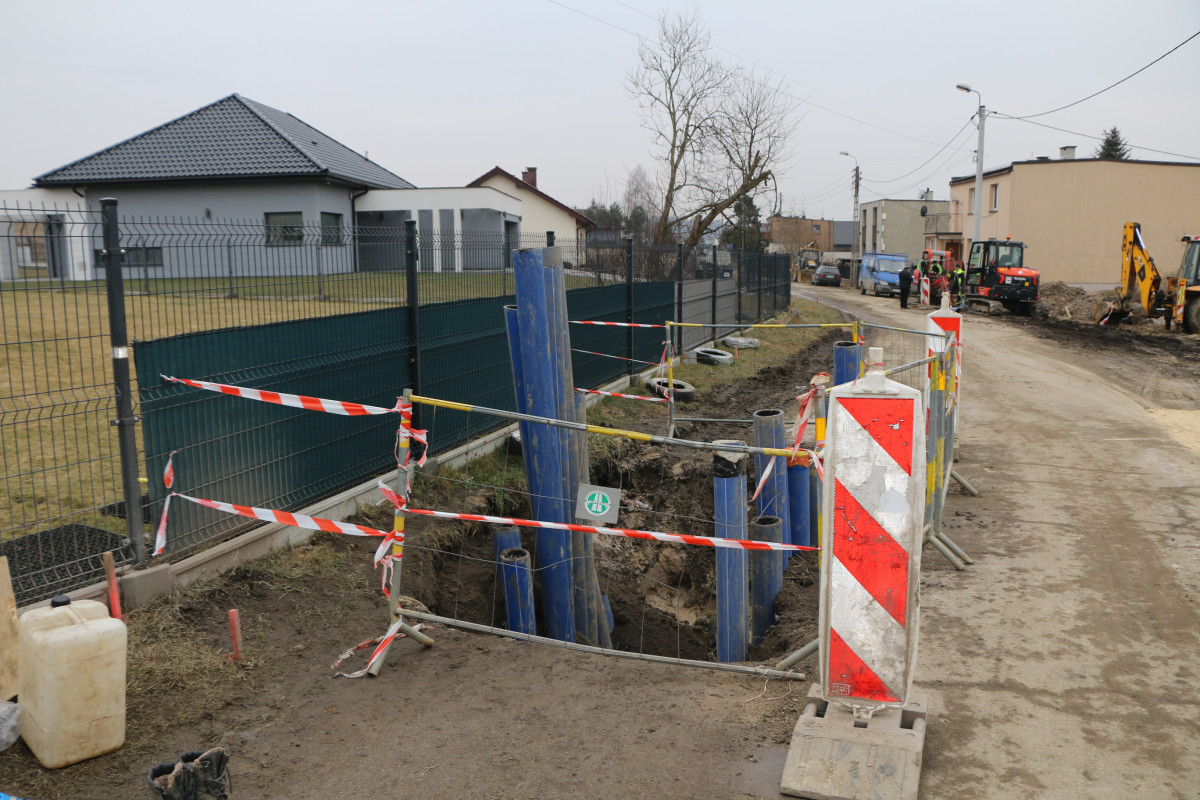 Zdjęcie przedstawia budowę kanalizacji
