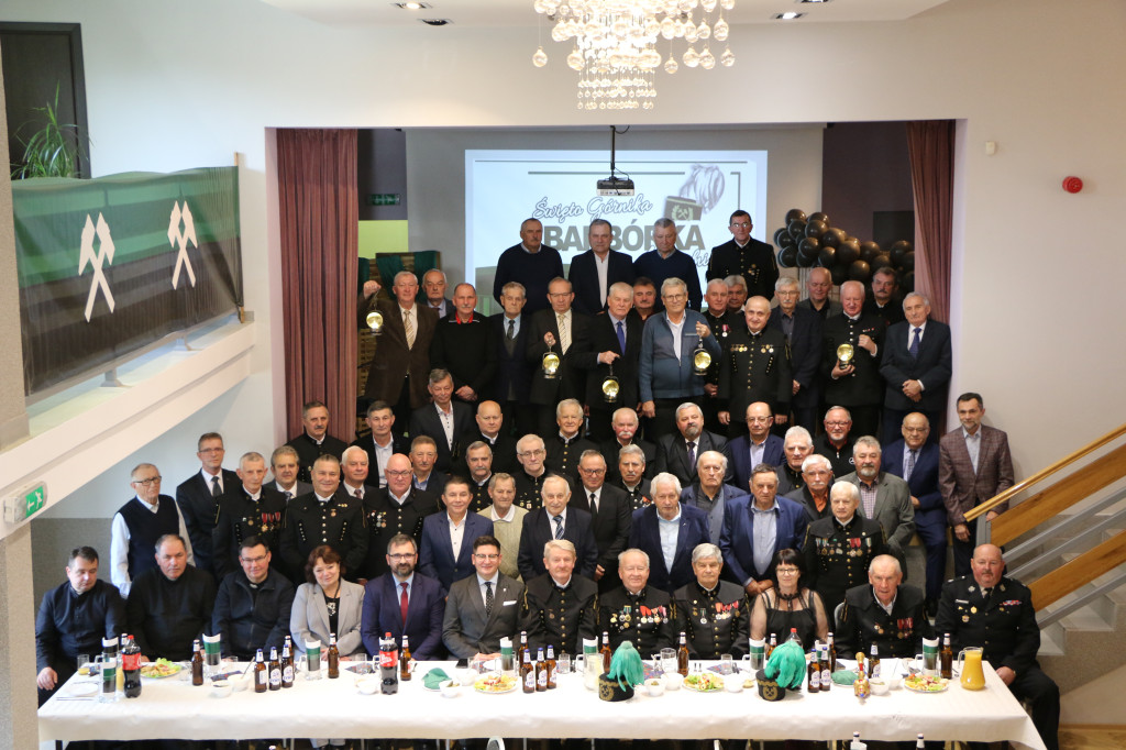 Zdjęcie przedstawia zdjęcie grupowe uczestników barbórki