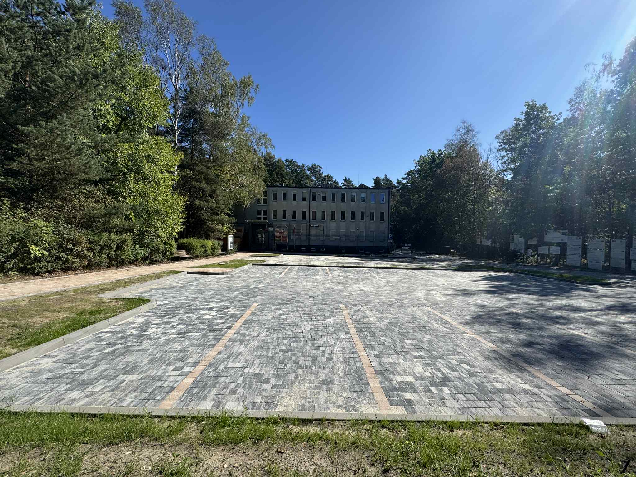 Zdjęcie przedstawia parking pod UG