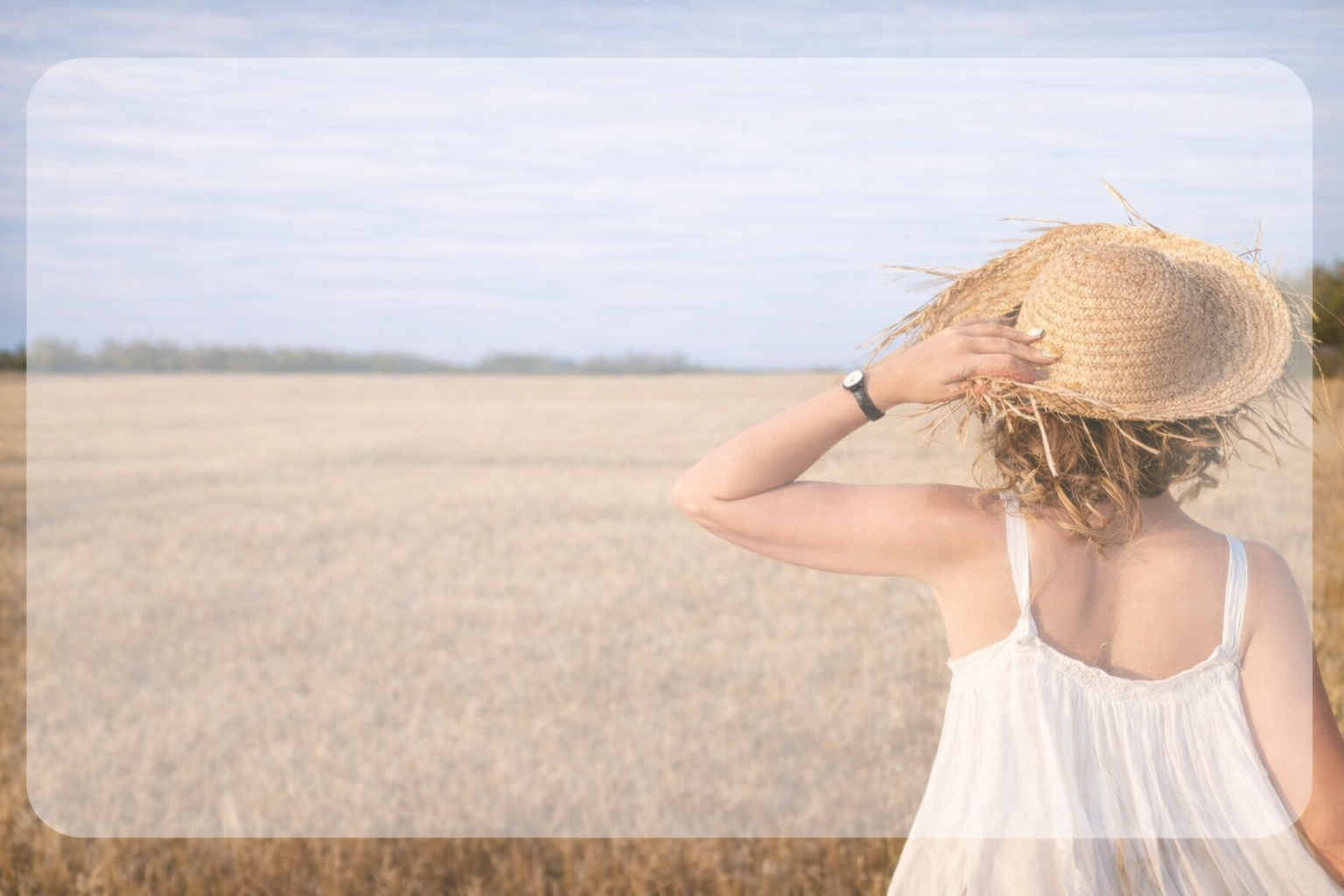 Fotografia przedstawia kobietę na tle pola