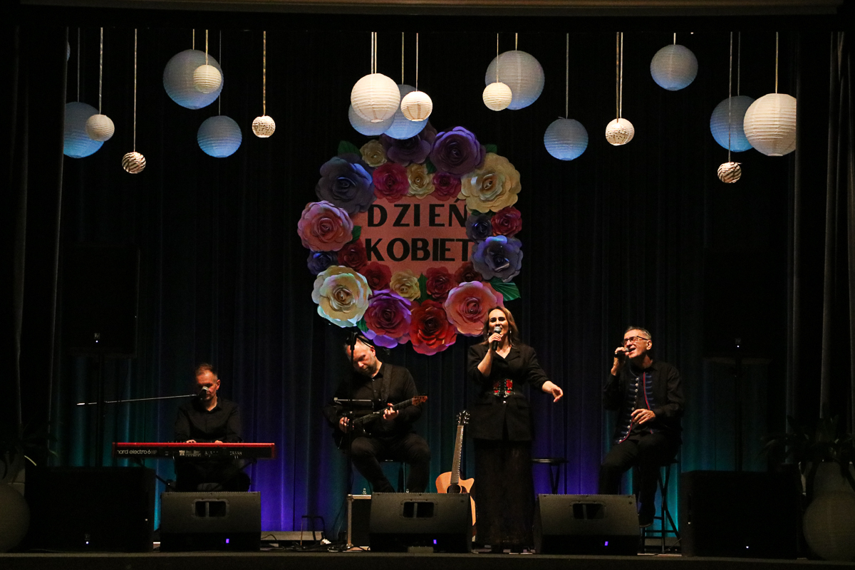 Fotografia przedstawia zespół na scenie